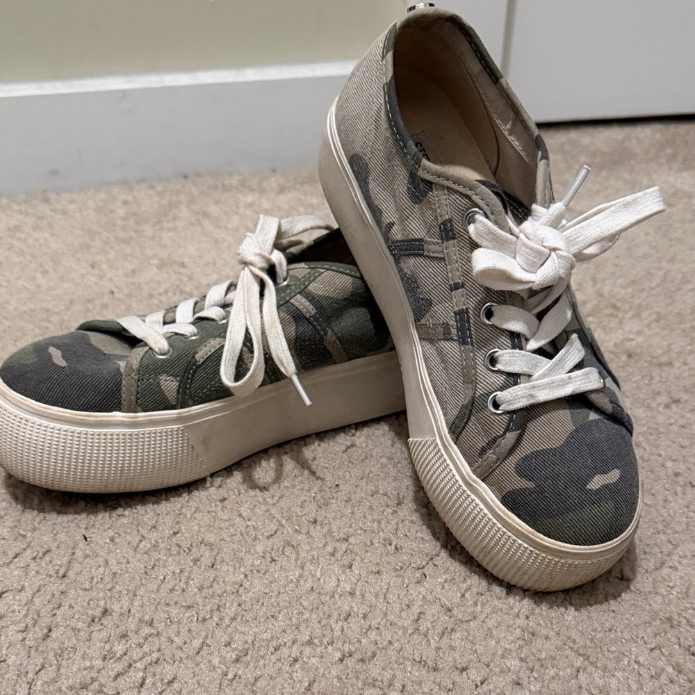 Steve Madden Women's Camouflage Platform Sneakers - Green/Beige